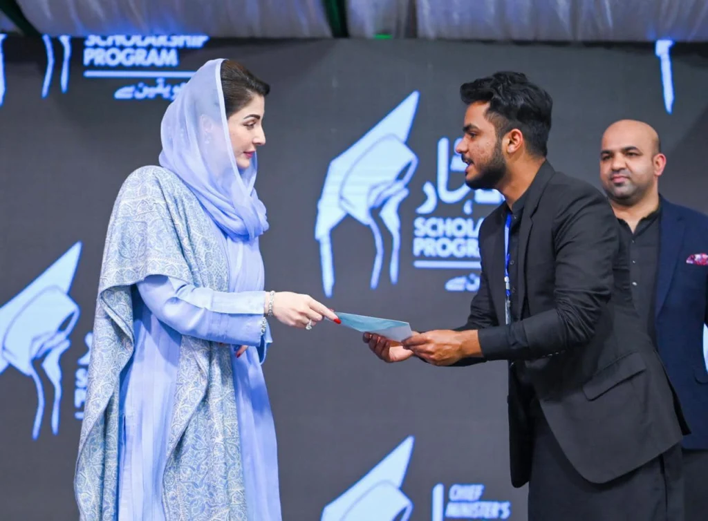 Distributing Honhaar Undergraduate Scholarship 2025